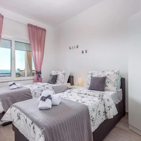 Spacious With Swimming Pool And Bubble Bath Sea View ! *